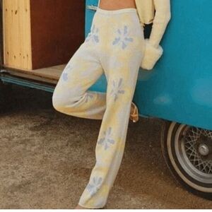 House of Sunny hibiscus Aaron cozy pants floral butter yellow light blue size 4